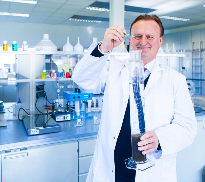 Dr. h.c. Ulrich Kubinger im Labor